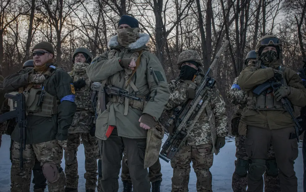 Miembros de la defensa territorial de Járkov durante el entrenamiento con armas.