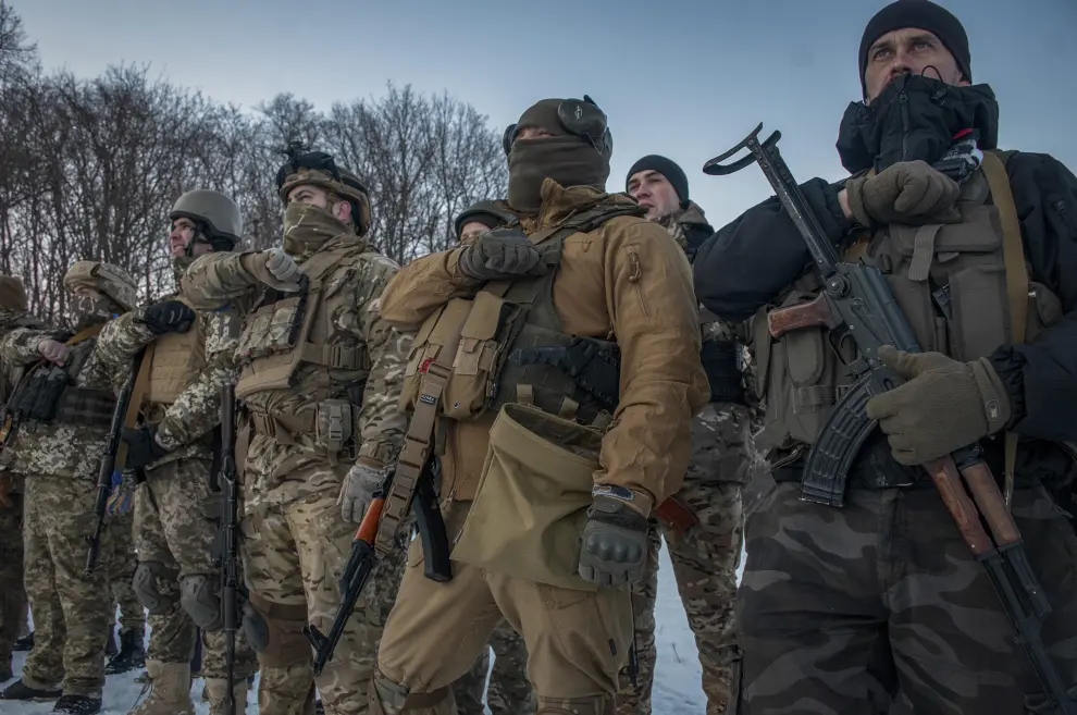 Miembros de la defensa territorial de Járkov durante el entrenamiento con armas.