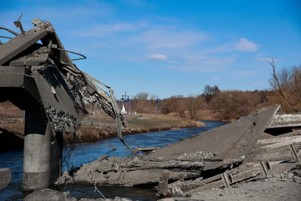 Personas continúan huyendo a través del río de Irpín, a la afueras de Kiev.