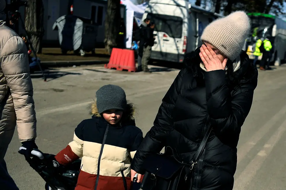 People fleeing Russia's invasion of Ukraine arrive at Siret border crossing