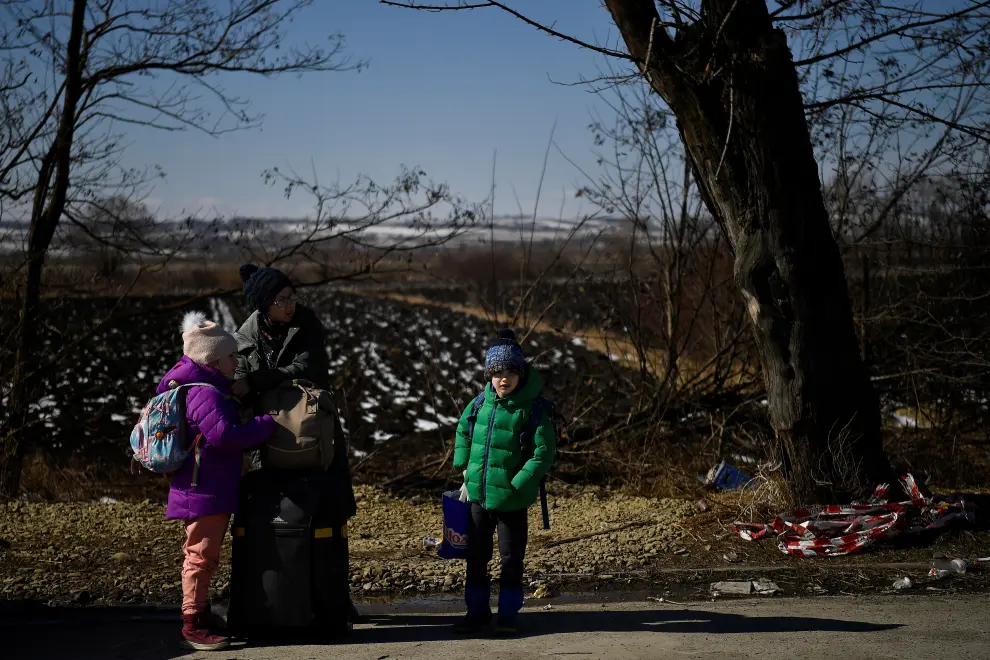 People fleeing Russia's invasion of Ukraine arrive at Siret border crossing