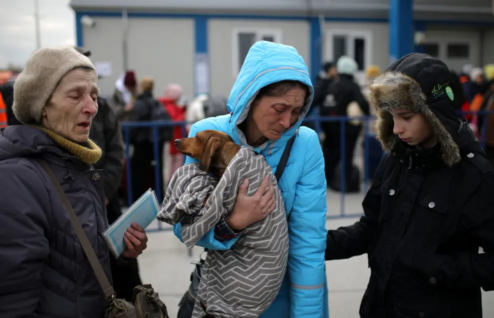 Ciudadanos ucranianos continúan cruzando a Rumanía en ferry.