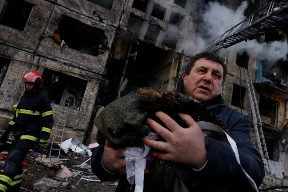 Labores de rescate en edificios de Kiev.