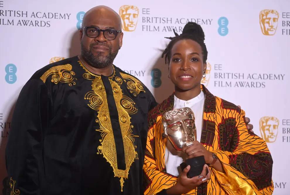 London (United Kingdom), 13/03/2022.- Gamal Turawa (L) and Cherish Oteka (R), winners of the British Short Film Award for the film Black Cop, pose in the press room during the 75th BAFTA Film Awards at the Royal Albert Hall in London, Britain, 13 March 2022. The ceremony is hosted by the British Academy of Film and Television Arts (BAFTA). (Reino Unido, Londres) EFE/EPA/NEIL HALL BRITAIN BAFTA AWARDS 2022