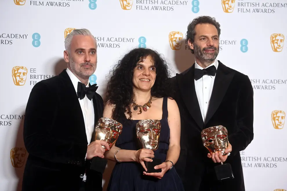 London (United Kingdom), 13/03/2022.- Clark Spencer (L), Yvett Merino (C) and Jared Bush (R), winners of the Animated Film Award for the film Encanto, pose in the press room during the 75th BAFTA Film Awards at the Royal Albert Hall in London, Britain, 13 March 2022. The ceremony is hosted by the British Academy of Film and Television Arts (BAFTA). (Reino Unido, Londres) EFE/EPA/NEIL HALL BRITAIN BAFTA AWARDS 2022