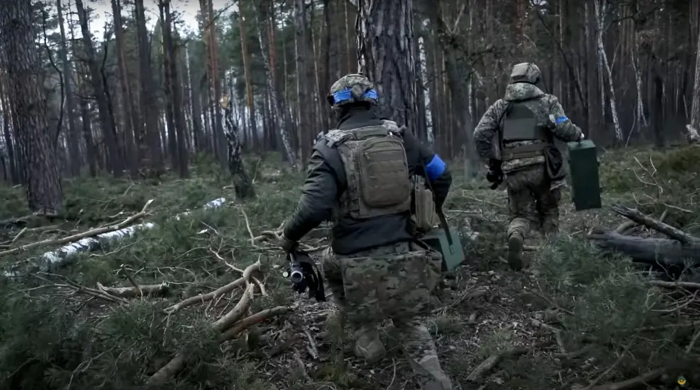 Soldados ucranianos tratan con morteros cerca de Kiev.