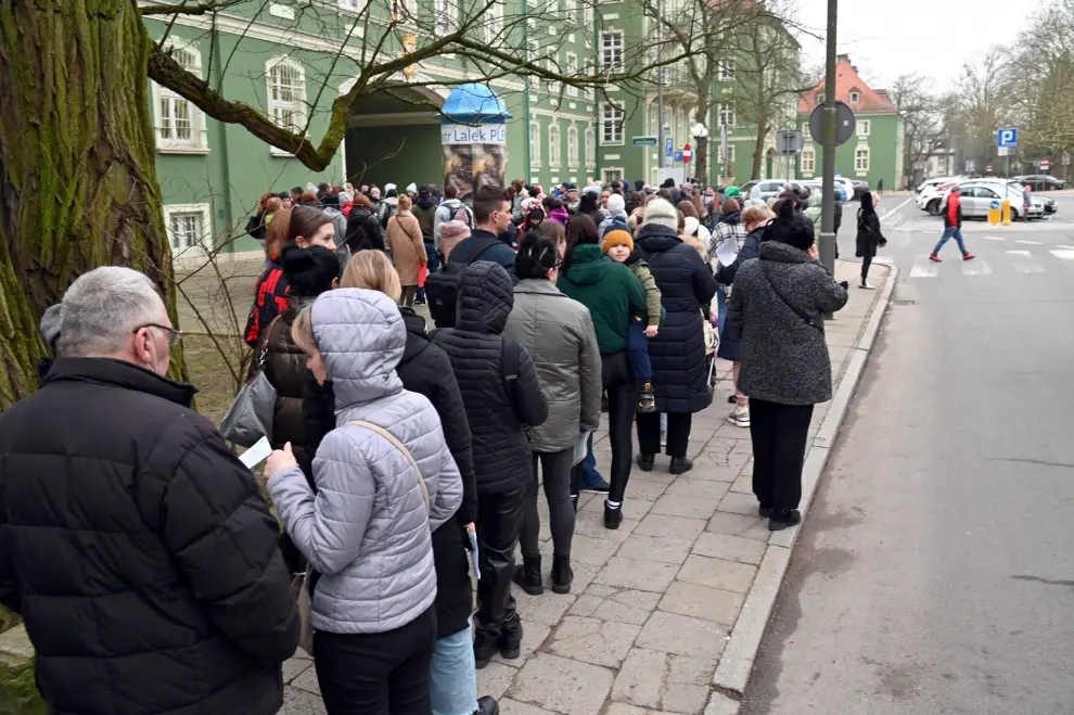 Colas de refugiados ucranianos en localidades polacas para recibir asistencia.