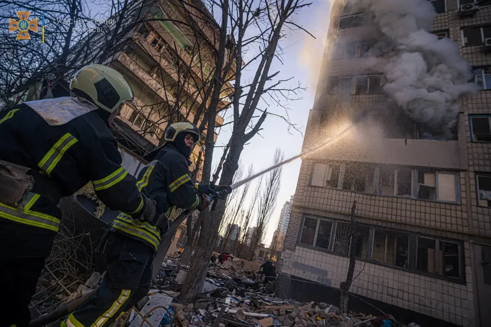 Evacuación entre escombros en Kiev.