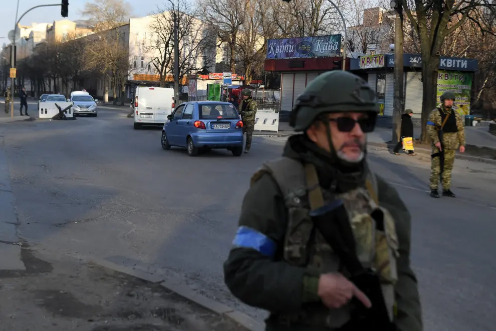 Soldados ucranianos patrullas las calles de la capital ucraniana.