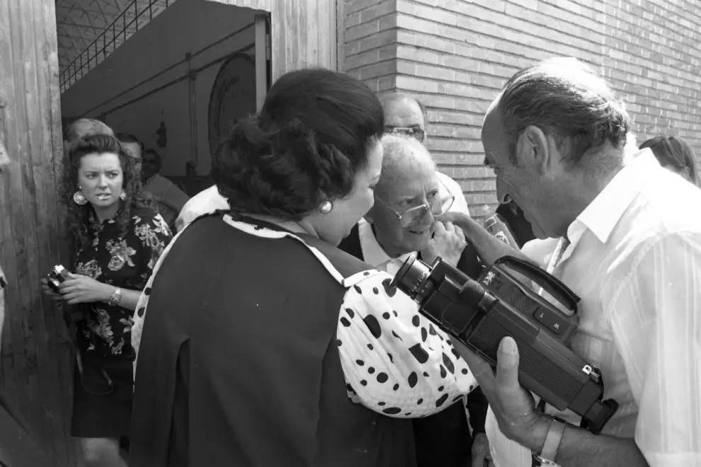 Montserrat Caballé y Bernabé Martí en el homenaje que recibió el tenor a finales de los 80 en su pueblo natal, Villarroya de la Sierra.