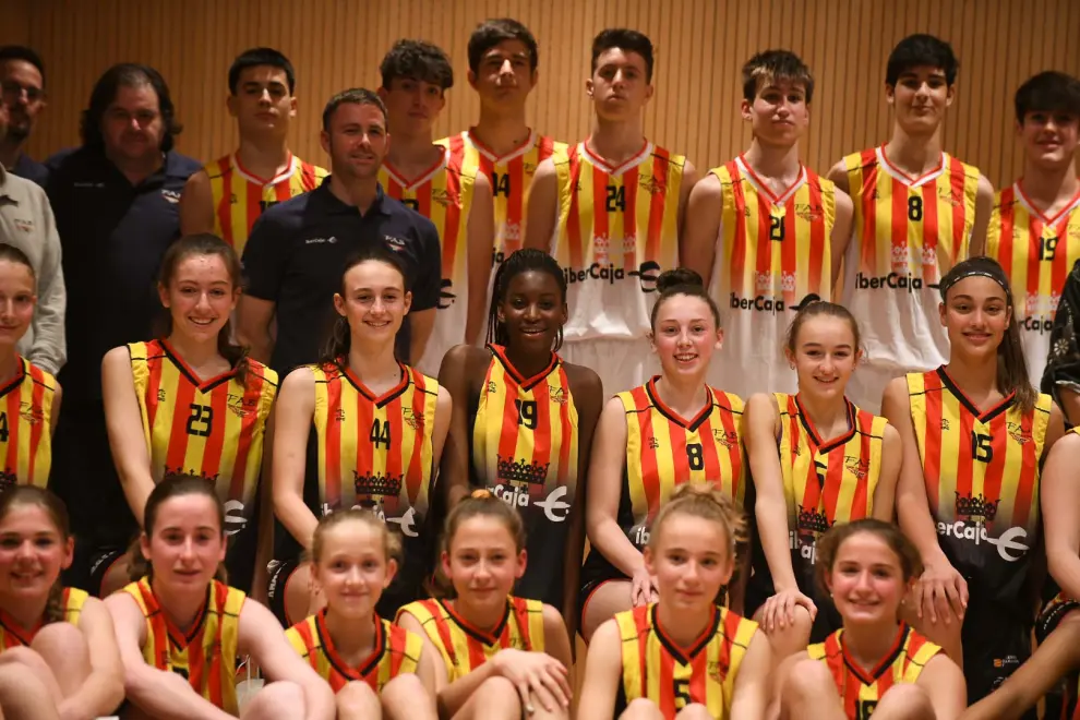 Presentación de las selecciones aragonesas de baloncesto y minibasket en el Patio de la Infanta en Zaragoza