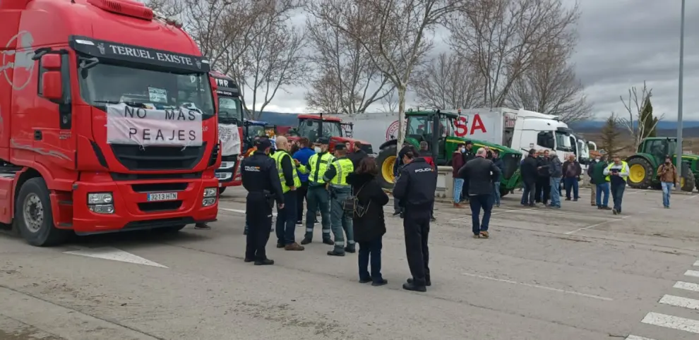La Guardia Civil de Teruel ha acompañado a los camiones para garantizar el abastecimiento e impedir la alteración del orden público.
