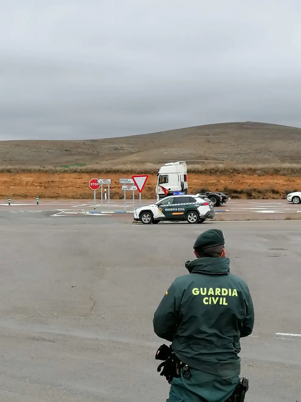 La Guardia Civil de Teruel ha acompañado a los camiones para garantizar el abastecimiento e impedir la alteración del orden público.