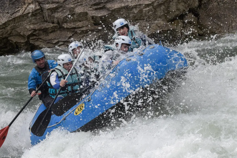 Las aguas del río Gállego ya han vivido los primeros descensos de rafting de este año.