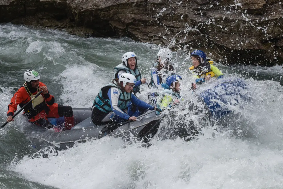 Las aguas del río Gállego ya han vivido los primeros descensos de rafting de este año.