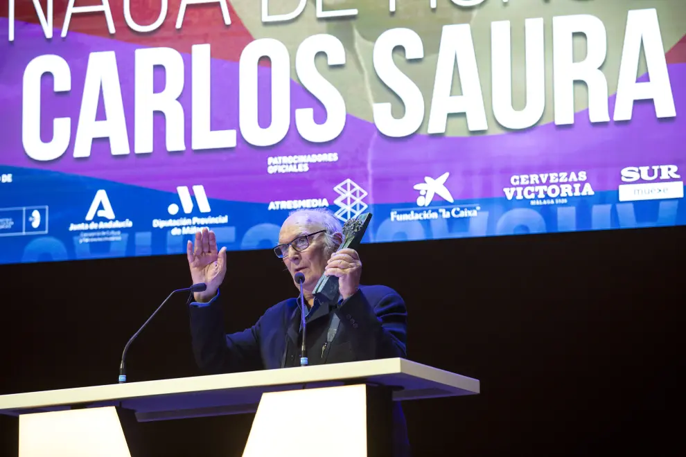 Carlos Saura recoge el galardón en el Festival de Cine de Málaga.