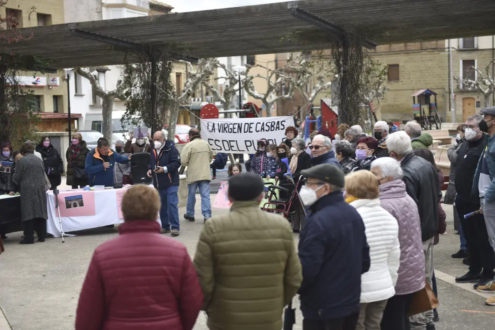 Un centenar de vecinos de Ayerbe se han concentrado este domingo para reclamar la propiedad municipal del santuario de Casbas, conocido como la 'Capilla Sixtina' del Alto Aragón por sus valiosas pinturas..