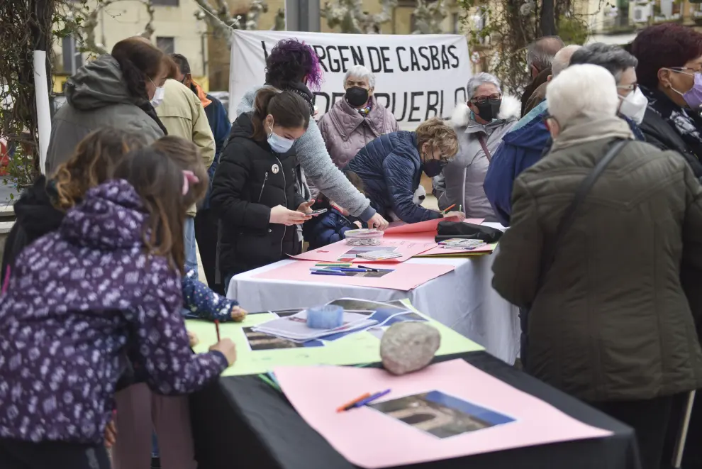 Un centenar de vecinos de Ayerbe se han concentrado este domingo para reclamar la propiedad municipal del santuario de Casbas, conocido como la 'Capilla Sixtina' del Alto Aragón por sus valiosas pinturas..