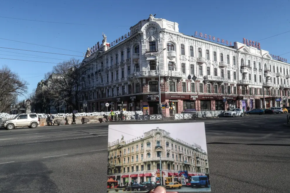 Odessa (Ukraine), 22/03/2022.- General view of the Deribasivska Street with barricades is comprised with a post card of the building before the Russian invasion, in south Ukrainian city of Odesa, Ukraine, 22 March 2022. Russian troops entered Ukraine on 24 February resulting in fighting and destruction in the country, and triggering a series of severe economic sanctions on Russia by Western countries. (Rusia, Ucrania) EFE/EPA/SEDAT SUNA
 UKRAINE RUSSIA CONFLICT