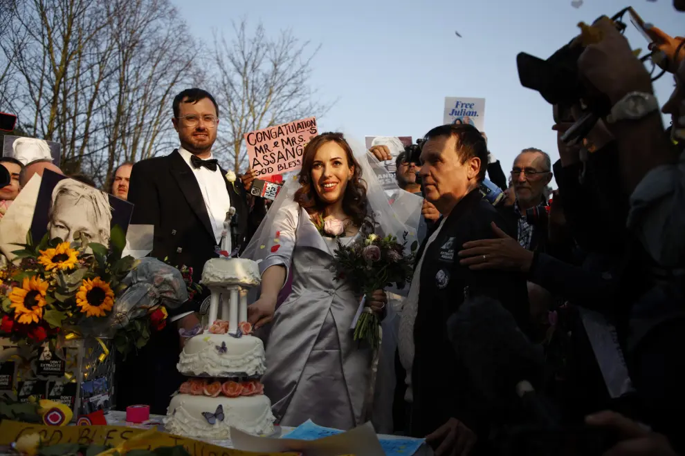 London (United Kingdom), 23/03/2022.- Stella Moris (2R), with her mother (R), Gabriel Assange (L) and John Shipton (2L), the half brother and father of Julian Assange, celebrates her wedding to Julian Assange outside HMP Belmarsh in London, Britain, 23 March 2022. British designer Vivienne Westwood designed Ms Moris's wedding dress and a kilt for Assange, whose parents are of Scottish extraction. The couple have two sons. The guests will have to leave immediately after the event, even though it is being held during normal visiting hours. (Reino Unido, Londres) EFE/EPA/DAVID CLIFF
 BRITAIN WEDDING JULIAN ASSANGE