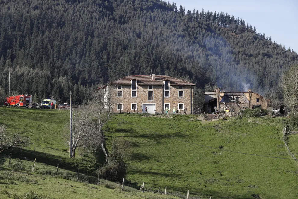Derrumbado por un incendio un caserío en Álava con 3 personas en su interior