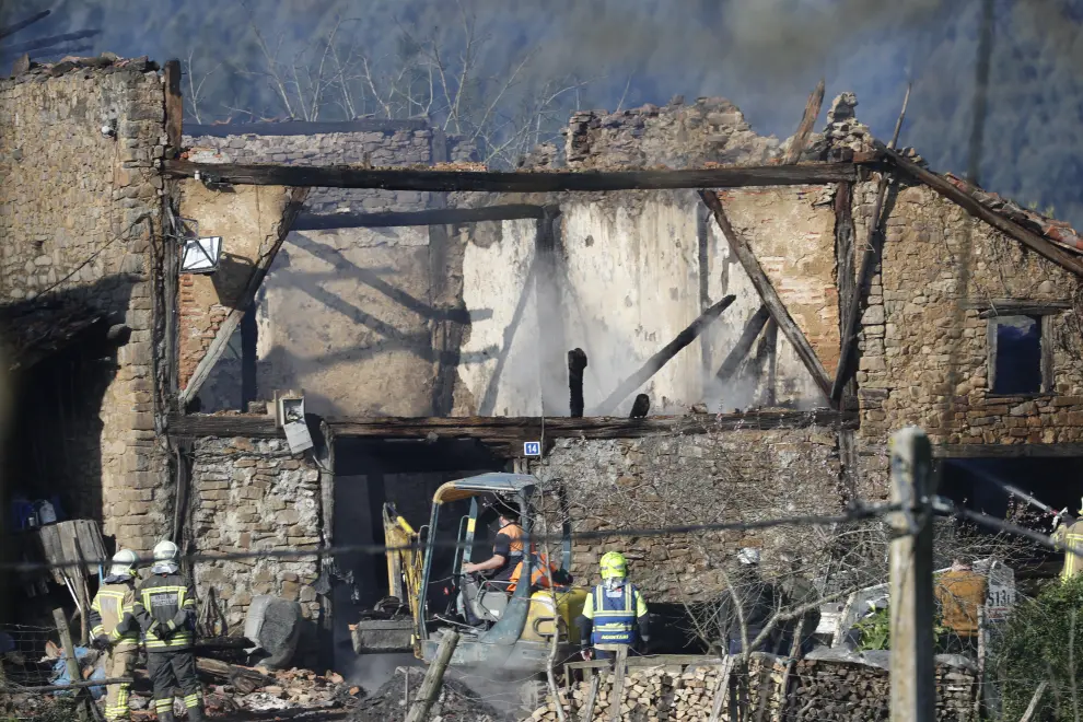 Derrumbado por un incendio un caserío en Álava con 3 personas en su interior