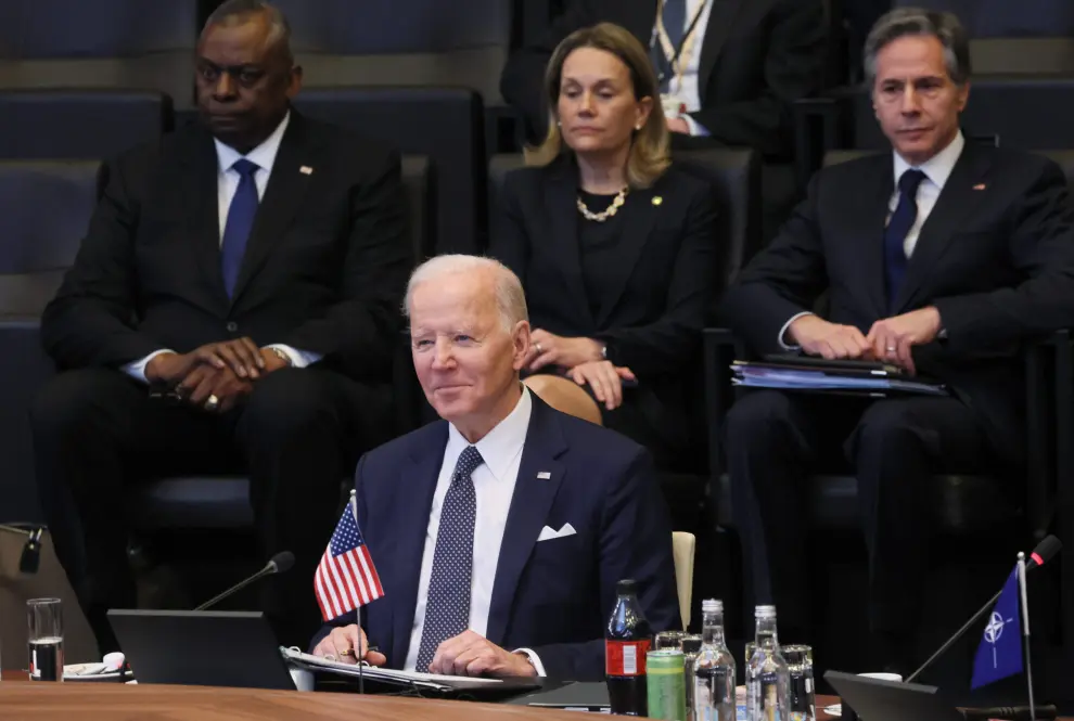 U.S. President Joe Biden speaks with Romania's President Klaus Iohannis as NATO Secretary General Jens Stoltenberg stands next to them while they attend a North Atlantic Council meeting during a NATO summit to discuss Russia's invasion of Ukraine, at the alliance's headquarters in Brussels, Belgium March 24, 2022. REUTERS/Evelyn Hockstein/Pool UKRAINE-CRISIS/NATO