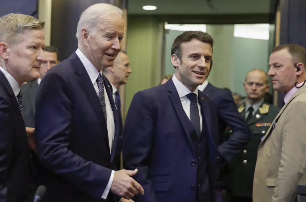 U.S. President Joe Biden talks to France's President Emmanuel Macron during a NATO summit to discuss Russia's invasion of Ukraine, at the alliance's headquarters in Brussels, Belgium, March 24, 2022. REUTERS/Gonzalo Fuentes UKRAINE-CRISIS/NATO