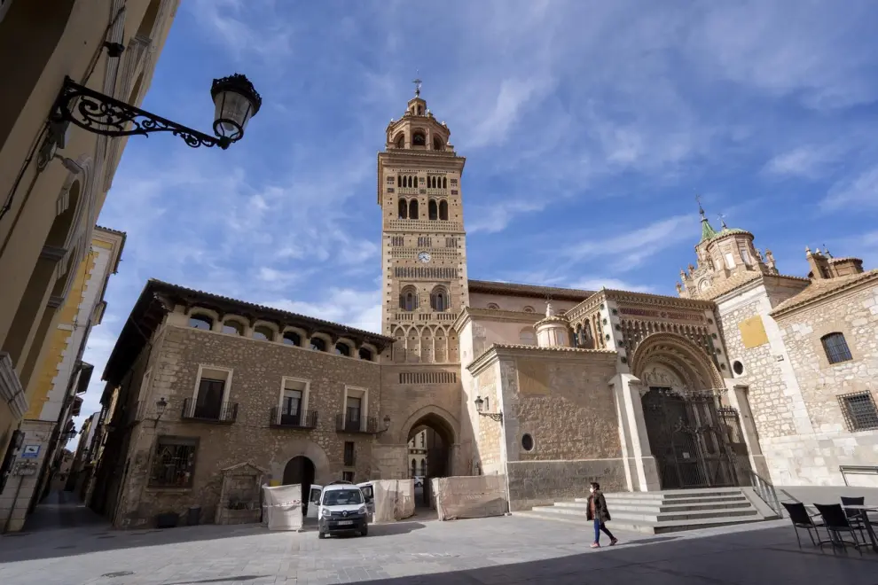 Reconocida como una de las construcciones más características del mudéjar en España, la Catedral de Teruel destaca por su cimborrio y torre. En su interior destaca la techumbre, de madera pintada, que hay quienes la consideran ‘la Capilla Sixtina del mudéjar’, dada su belleza y excelente estado de conservación.