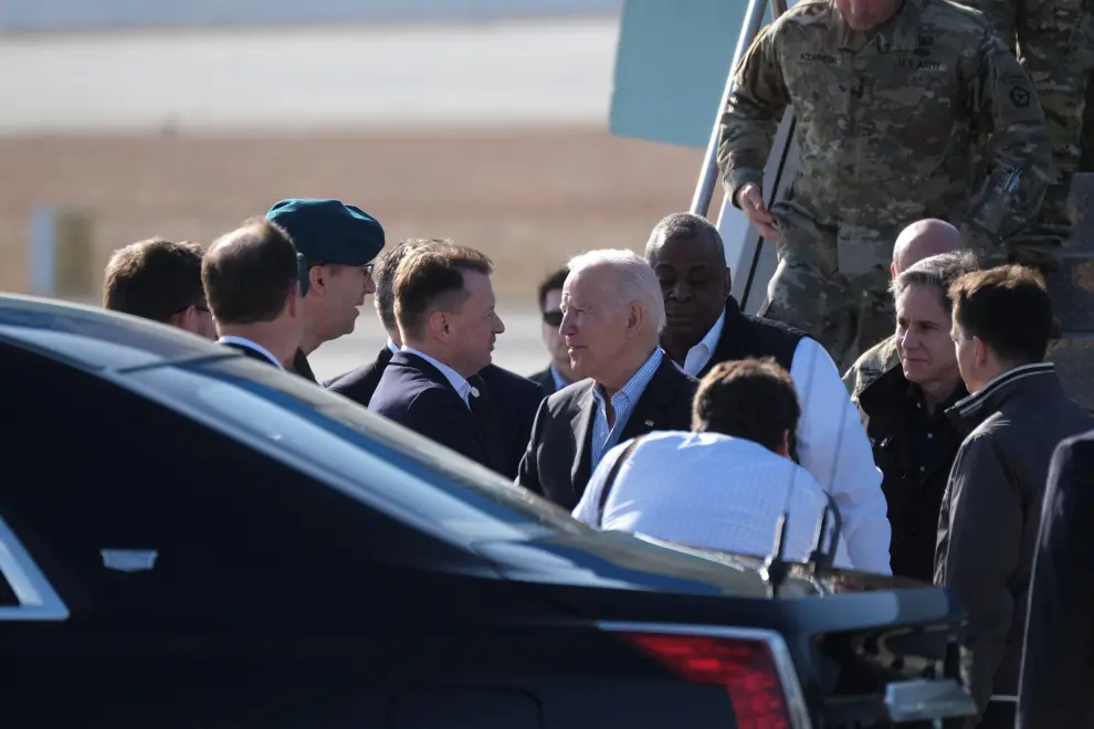 U.S. President Joe Biden steps out of an Air Force One as he arrives to visit Poland, amid Russia's invasion of Ukraine, near Rzeszow, Poland, March 25, 2022. Patryk Ogorzaleki/Agencja Wyborcza.pl via REUTERS ATTENTION EDITORS - THIS IMAGE WAS PROVIDED BY A THIRD PARTY. POLAND OUT. NO COMMERCIAL OR EDITORIAL SALES IN POLAND. UKRAINE-CRISIS/USA-POLAND