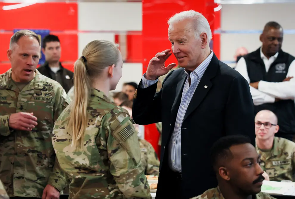 U.S. President Joe Biden meets with U.S. Army soldiers assigned to the 82nd Airborne Division at the G2 Arena in Jasionka, near Rzeszow, Poland, March 25, 2022. REUTERS/Evelyn Hockstein UKRAINE-CRISIS/USA-POLAND