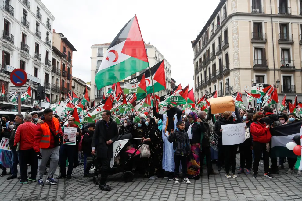 People hold flags and placards as members of Spain's Sahrawi community and their supporters take part in a protest against Spain's new position on the fate of Western Sahara as an autonomous region of Morocco, in Madrid, March 26, 2022. REUTERS/Javier Barbancho MOROCCO-SPAIN/WESTERNSAHARA-PROTEST