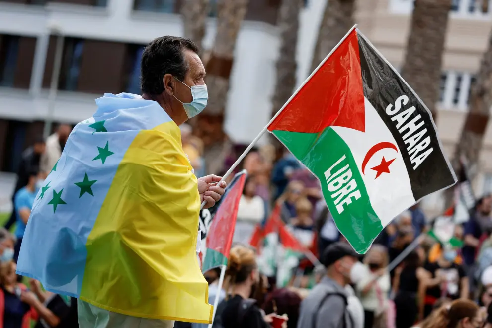 Members of Spain's Sahrawi community and their supporters take part in a protest against Spain's new position on the fate of Western Sahara as an autonomous region of Morocco, in Las Palmas De Gran Canaria, Spain, March 26, 2022. REUTERS/Borja Suarez - REFILE - CORRECTING CITY MOROCCO-SPAIN/WESTERNSAHARA-PROTEST