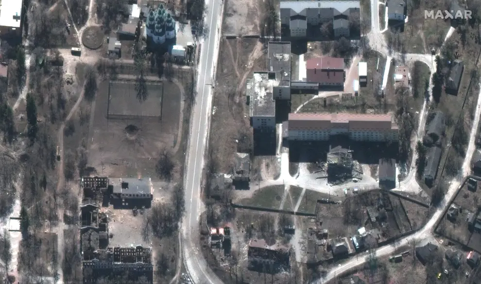 Izyum (Ukraine), 24/03/2022.- A handout satellite image made available by Maxar Technologies shows tanks on road south of Izyum, Ukraine, 24 March 2022 (issued 27 March 2022). On 24 February Russian troops had entered Ukrainian territory in what the Russian president declared a 'special military operation', resulting in fighting and destruction in the country, a huge flow of refugees, and multiple sanctions against Russia. (Rusia, Ucrania) EFE/EPA/MAXAR TECHNOLOGIES HANDOUT -- MANDATORY CREDIT: SATELLITE IMAGE 2022 MAXAR TECHNOLOGIES -- THE WATERMARK MAY NOT BE REMOVED/CROPPED -- HANDOUT EDITORIAL USE ONLY/NO SALES
 UKRAINE RUSSIA CONFLICT