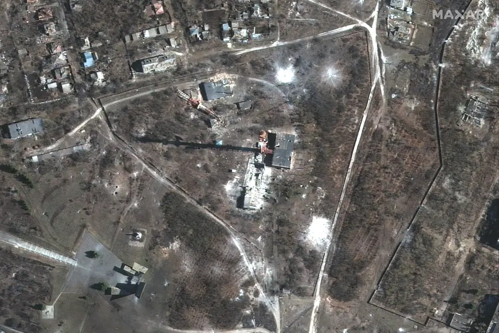 Izyum (Ukraine), 24/03/2022.- A handout satellite image made available by Maxar Technologies shows a damaged hospital and nearby buildings in Izyum, Ukraine, 24 March 2022 (issued 27 March 2022). On 24 February Russian troops had entered Ukrainian territory in what the Russian president declared a 'special military operation', resulting in fighting and destruction in the country, a huge flow of refugees, and multiple sanctions against Russia. (Rusia, Ucrania) EFE/EPA/MAXAR TECHNOLOGIES HANDOUT -- MANDATORY CREDIT: SATELLITE IMAGE 2022 MAXAR TECHNOLOGIES -- THE WATERMARK MAY NOT BE REMOVED/CROPPED -- HANDOUT EDITORIAL USE ONLY/NO SALES
 UKRAINE RUSSIA CONFLICT