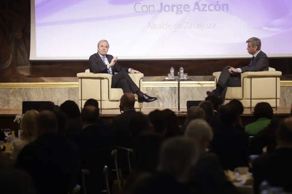 Jorge Azcón ha participado este lunes en un desayuno informativo organizado por HERALDO en el antiguo Casino Mercantil, sede de la Caja Rural de Aragón. Al acto han asistido más de 120 personalidades del ámbito económico, político y social de Aragón.