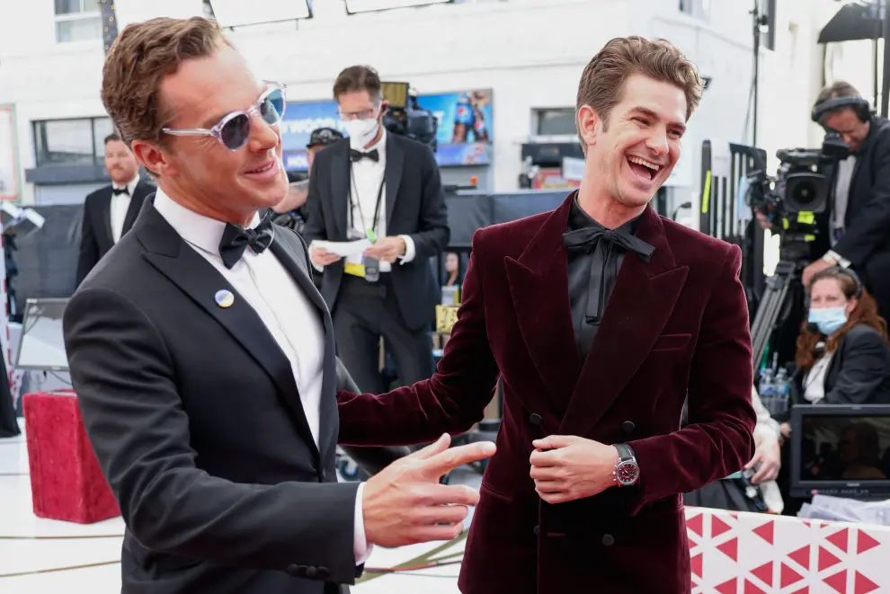 Benedict Cumberbatch y Andrew Garfield bromean en la alfombra roja.