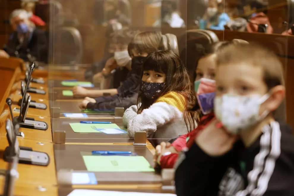 Escolares de Aragón se convierten en políticos en las Cortes: "Queremos que las vacunas lleguen a todo el mundo".
