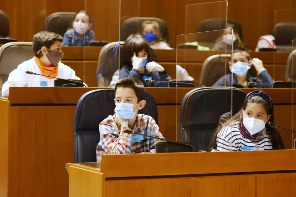 Escolares de Aragón se convierten en políticos en las Cortes: "Queremos que las vacunas lleguen a todo el mundo".