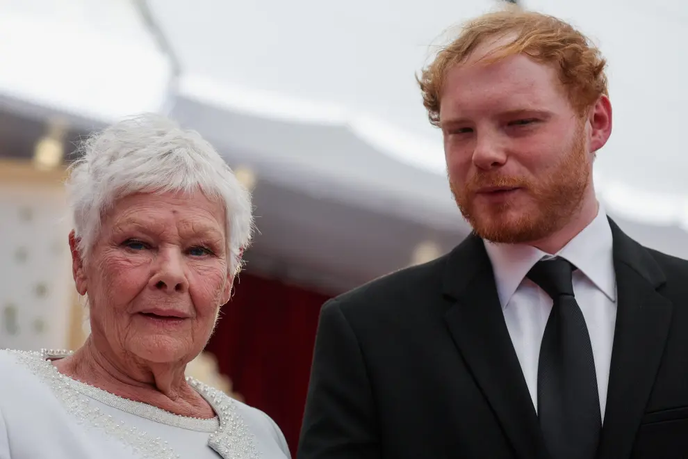 Judi Dench acudió a la ceremonia con su nieto, Sam Williams.