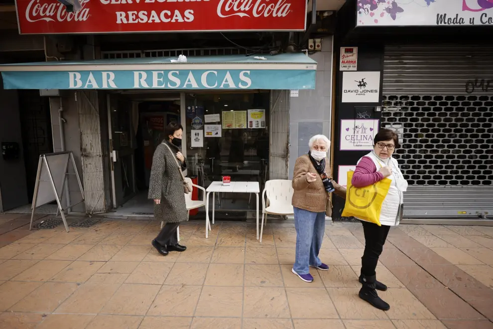 Lugar donde un coche arrolló la terraza del bar Resacas este lunes en el Paseo de Teruel de Zaragoza.