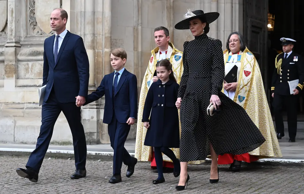 London (United Kingdom), 29/03/2022.- Britain's Princess Charlotte (C-R) and Prince George (C-L) walk at the hands of their parents, the Duke and Duchess of Cambridge, Prince William (L) and Catherine (R), as they depart following the Service of Thanksgiving for the life of Prince Philip, the late Duke of Edinburgh at Westminster Abbey, London, Britain 29 March 2022. The Duke of Edinburgh, who died in April 2021, had a long association with Westminster Abbey, including his own marriage to the then Princess Elizabeth there in 1947. (Duque Duquesa Cambridge, Reino Unido, Edimburgo, Londres) EFE/EPA/ANDY RAIN BRITAIN ROYALTY
