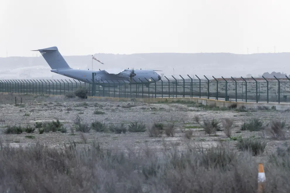 Uno de los A400M que llevó armas regresa a Zaragoza con 30 refugiados