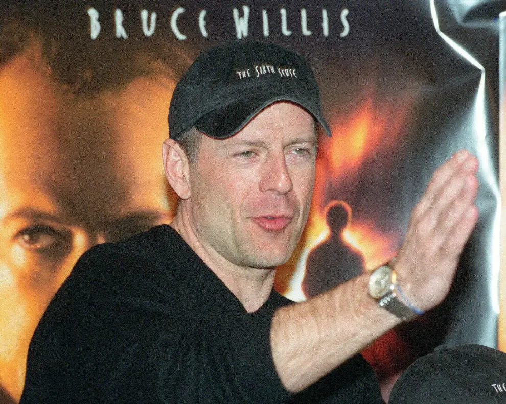 [[[HA ARCHIVO]]] Id: 1998-94398  Fecha: 18/05/1998 Propietario: Reuters Autor: REUTERS descri: FESTIVAL DE CANNES: BRUCE WILLIS (R) AND US ACTRESS LIV TYLER (L) LAUGH DURING A PHOTOCALL ON THE BEACH IN CANNES MAY 18. WILLIS AND TYLER ARE IN CANNES TO PROMOTE THE FILM ARMAGEDDON BY DIRECTOR MICHAEL BAY AS THE 51ST CANNES FILM FESTIVAL CONTINUES.    JES/PHOTO BY JOHN SCHULTS REUTERS