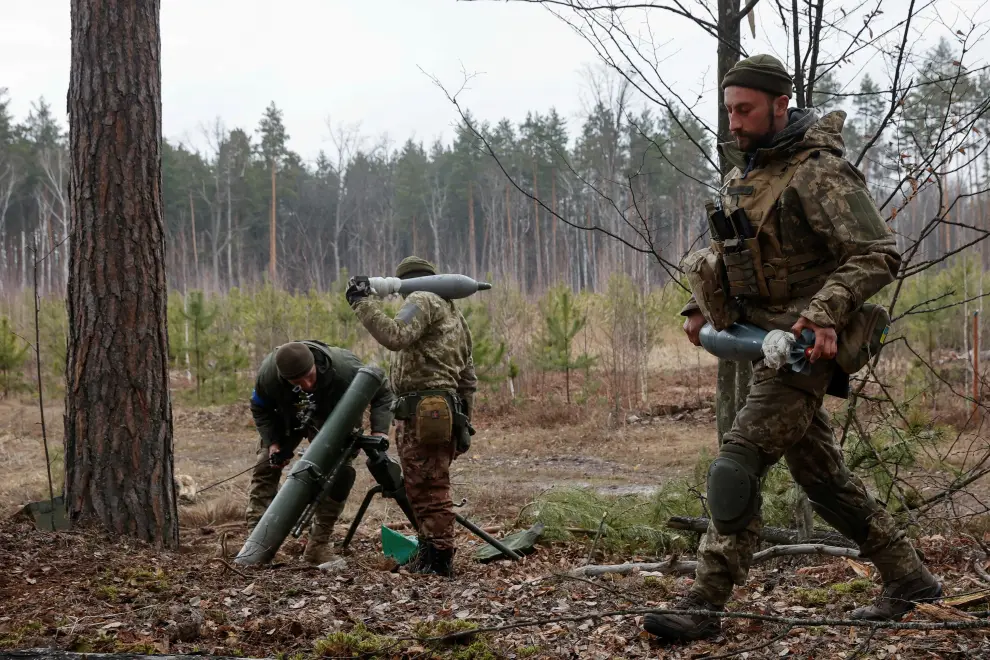 A Ukrainian serviceman fires with a mortar, as Russia?s attack on Ukraine continues, at a position in Kyiv region, Ukraine March 30, 2022.  REUTERS/Serhii Nuzhnenko UKRAINE-CRISIS/KYIV-DEFENCE