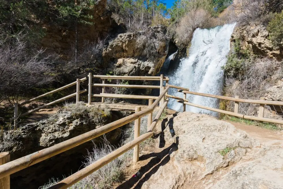 La cascada de Calomarde es un salto de agua de 20 metros en el río Blanco, afluente del Guadalaviar.
