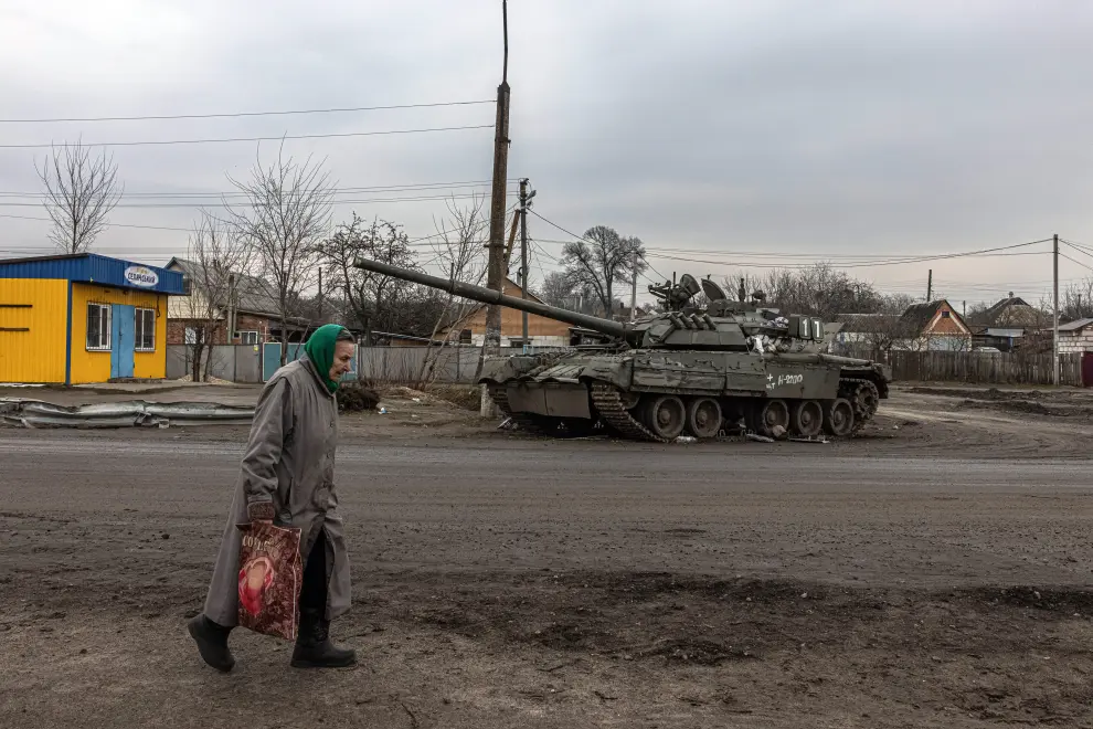 A Ukrainian service member drives a captured Russian T-72 tank, as Russia's attack on Ukraine continues, in the recently liberated village of Lukianivka, in Kyiv region, Ukraine March 27, 2022. REUTERS/Serhii Nuzhnenko UKRAINE-CRISIS/RUSSIA-EXPORTS
