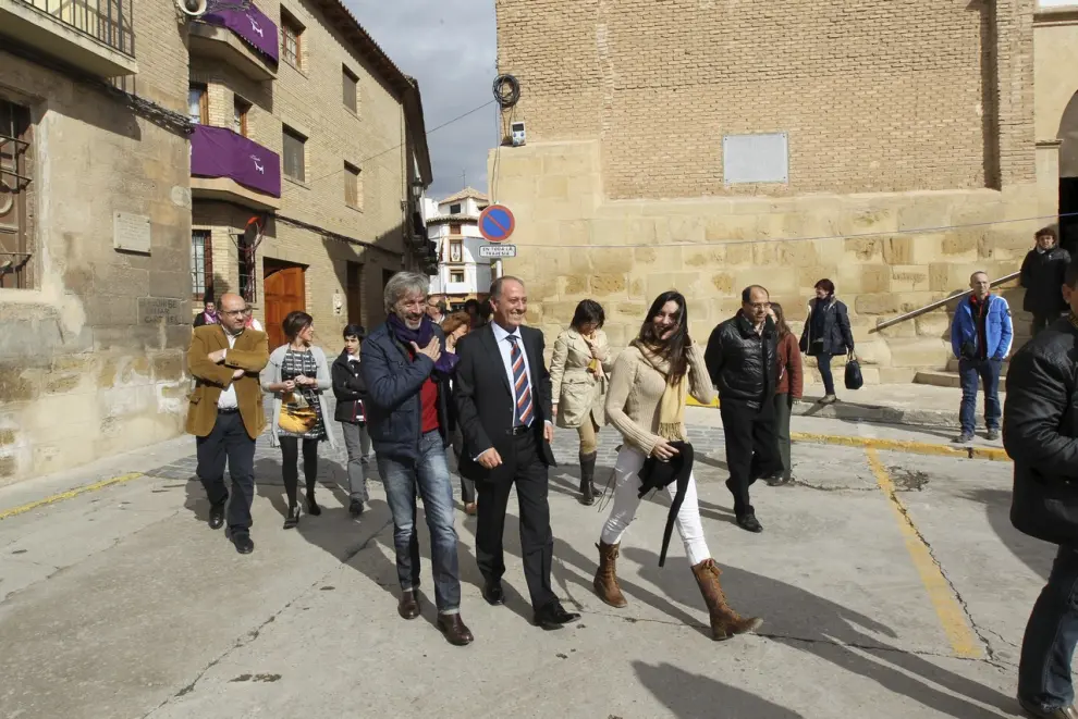 El actor Imanol Arias pasea por las calles de la localidad en 2012.