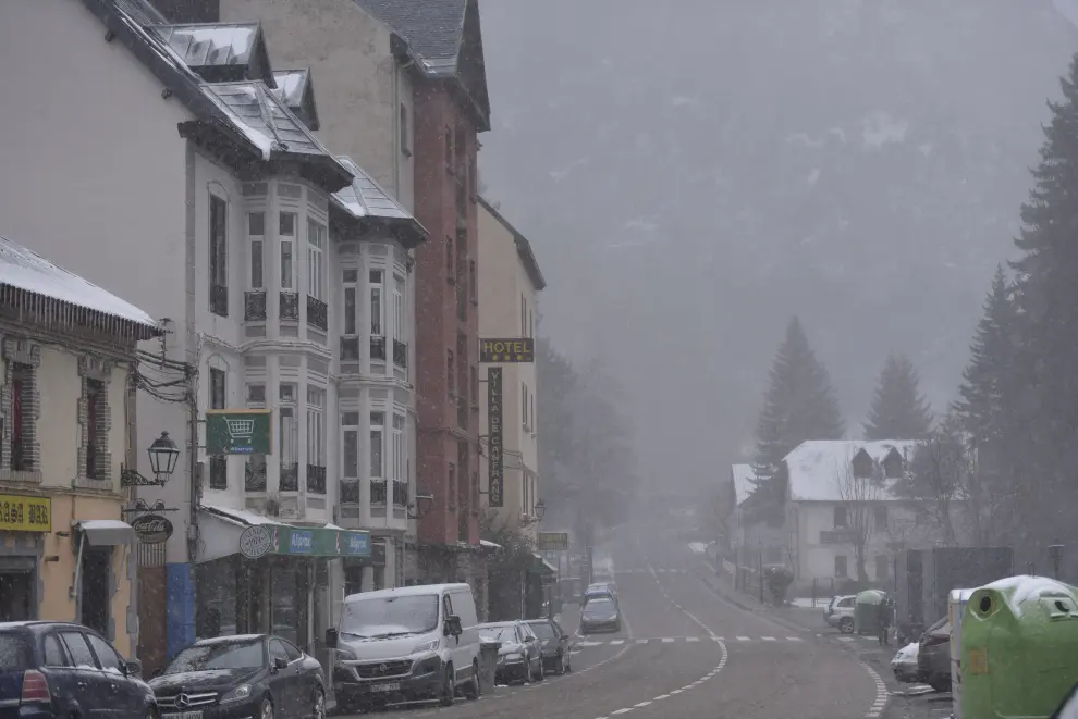 Nieve en Canfranc, este viernes.