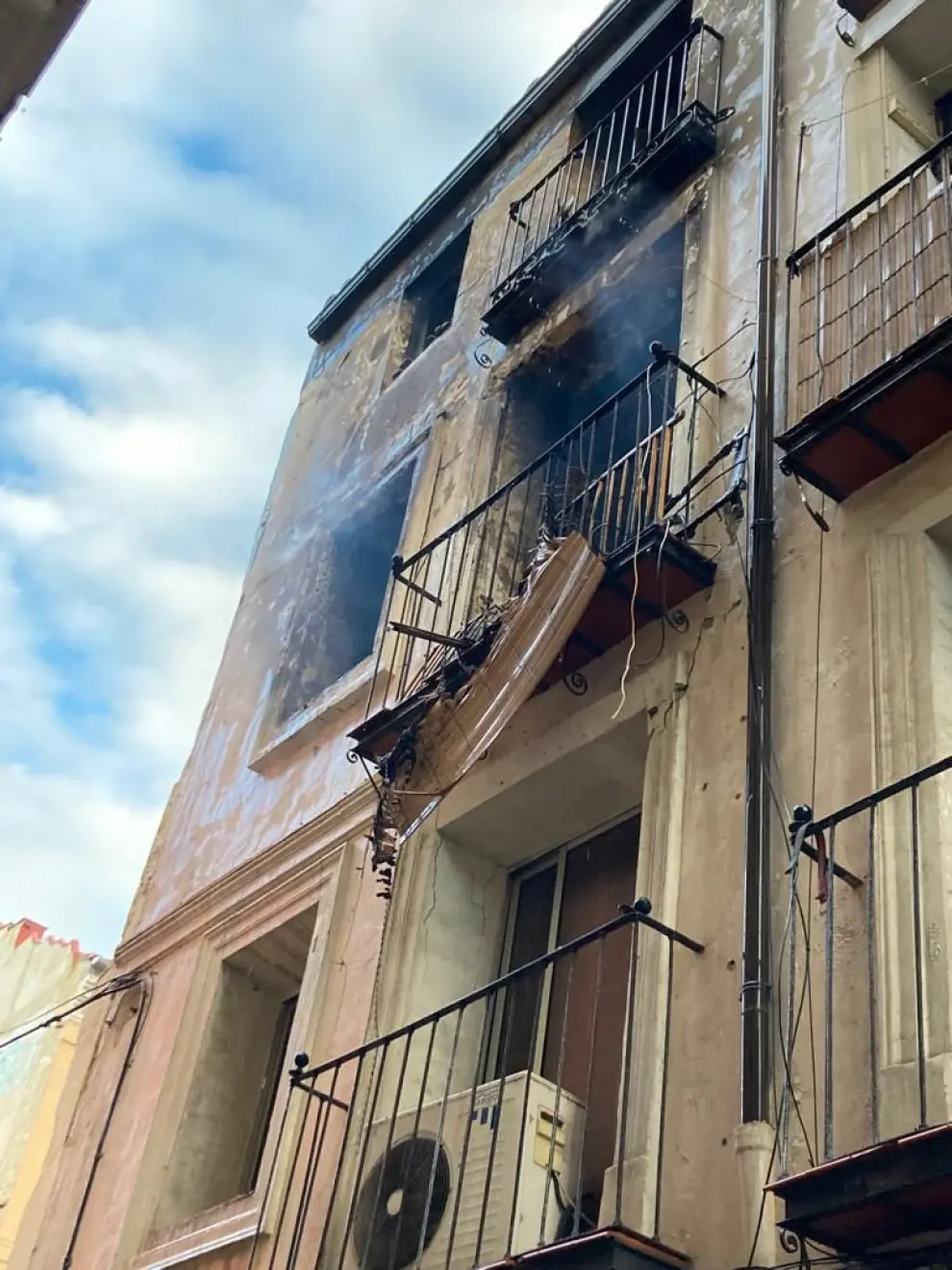 Incendio en dos pisos de la calle de Miguel de Ara, en el barrio de San Pablo (Zaragoza).
